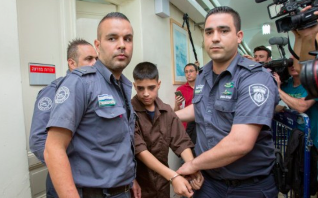 Ahmed Manasra, Palestinien de 13 ans qui a poignardé deux Israéliens, pendant une audience au tribunal de Jérusalem, le 25 octobre 2015. (Crédit : Yonatan Sindel / Flash90) Ahmed Manasra, Palestinien de 13 ans qui a poignardé deux Israéliens, pendant une audience au tribunal de Jérusalem, le 25 octobre 2015. (Crédit : Yonatan Sindel / Flash90)