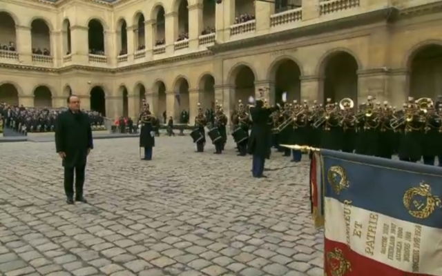 François Hollande à l'hommage national aux Invalides pour les attentats de Paris du 13 novembre 2015 (Crédit : capture d'écran AFP) François Hollande à l'hommage national aux Invalides pour les attentats de Paris du 13 novembre 2015 (Crédit : capture d'écran AFP)