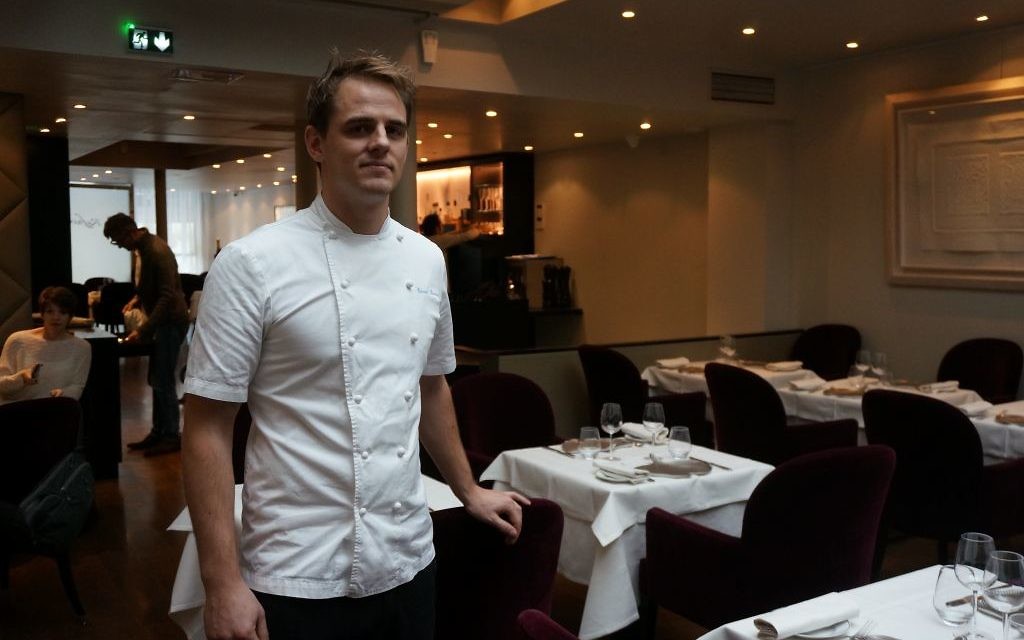 Edward Boarland, sous-chef au restaurant Le Rafael à Paris, 3 novembre 2015. (Crédit : Cnaan Liphshiz) Edward Boarland, sous-chef au restaurant Le Rafael à Paris, 3 novembre 2015. (Crédit : Cnaan Liphshiz)