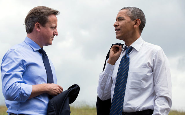 Le Premier ministre britannique David Cameron (g) et le président des Etats-Unis Barack Obama parlent au Sommet du G8 à Lough Erne, Irlande du Nord le 17 juin 2013 (Crédit : domaine public) Le Premier ministre britannique David Cameron (g) et le président des Etats-Unis Barack Obama parlent au Sommet du G8 à Lough Erne, Irlande du Nord le 17 juin 2013 (Crédit : domaine public)