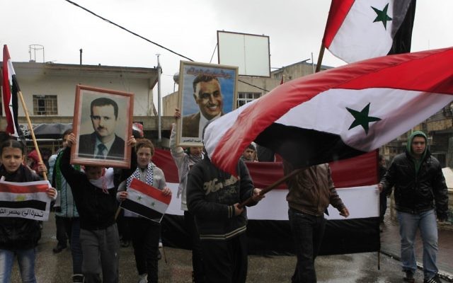 Des Druzes manifestant leur soutien au président syrien Bashar al-Assad dans la ville de Majdal Shams sur le plateau du Golan, le 6 octobre 2018. (Crédit : Tsafrir Abayov / Flash90 / File) Des Druzes manifestant leur soutien au président syrien Bashar al-Assad dans la ville de Majdal Shams sur le plateau du Golan, le 6 octobre 2018. (Crédit : Tsafrir Abayov / Flash90 / File)