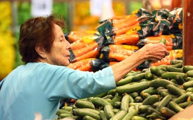 Photo d'une femme achetant des produits dans un supermarché (Crédit : Abir Sultan / Flash90)