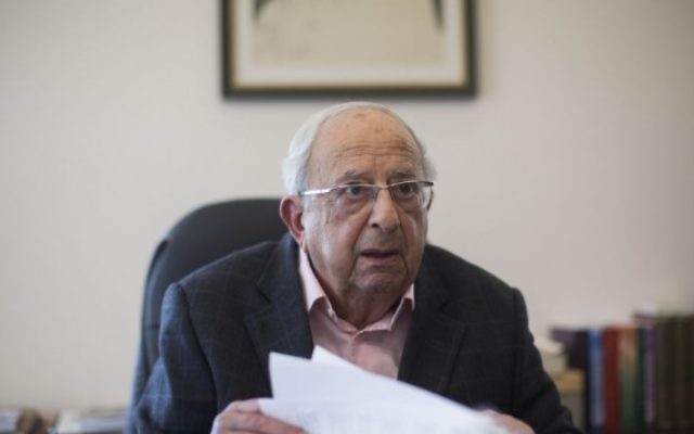 L'ancien président Yitzhak Navon à son bureau de Jerusalem en janvier 2014. (Crédit : Yonatan Sindel/Flash90) L'ancien président Yitzhak Navon à son bureau de Jerusalem en janvier 2014. (Crédit : Yonatan Sindel/Flash90)