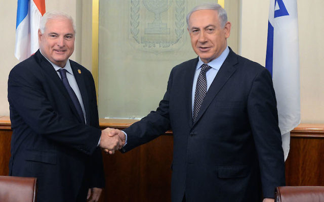 Le Premier ministre Benjamin Netanyahu rencontre le président du Panama, Ricardo Martinelli, à Jérusalem, le 29 mai 2014 (Crédit : Kobi Gideon / GPO / Flash90) Le Premier ministre Benjamin Netanyahu rencontre le président du Panama, Ricardo Martinelli, à Jérusalem, le 29 mai 2014 (Crédit : Kobi Gideon / GPO / Flash90)