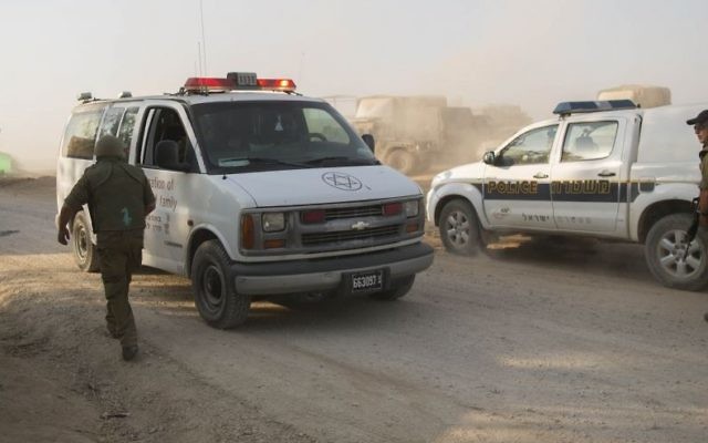 Une ambulance israélienne à côté d'une voiture de patrouille de la police des frontières. Illustration. (Crédit : Yonatan Sindel/Flash90) Une ambulance israélienne à côté d'une voiture de patrouille de la police des frontières. Illustration. (Crédit : Yonatan Sindel/Flash90)
