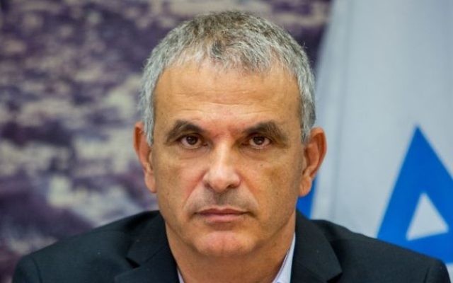 Le ministre des Finances Moshe Kahlon propose le budget de l'Etat 2015 au ministère des Finances à Jérusalem, le 2 août 2015 (Crédit : Yonatan Sindel / Flash90) Le ministre des Finances Moshe Kahlon propose le budget de l'Etat 2015 au ministère des Finances à Jérusalem, le 2 août 2015 (Crédit : Yonatan Sindel / Flash90)