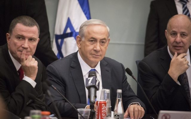 Le Premier ministre Benjamin Netanyahu assiste à la commission des Affaires étrangères et de la Défense à la Knesset, le 26 octobre 2015 (Crédit : Hadas Parush / Flash90) Le Premier ministre Benjamin Netanyahu assiste à la commission des Affaires étrangères et de la Défense à la Knesset, le 26 octobre 2015 (Crédit : Hadas Parush / Flash90)