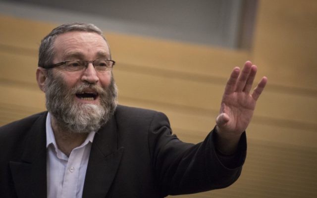 Le député Moshe Gafni du parti Yahadout HaTorah lors d'une réunion d'une commission de la Knesset, le 26 octobre 2015 (Crédit : Hadas Parush / Flash90) Le député Moshe Gafni du parti Yahadout HaTorah lors d'une réunion d'une commission de la Knesset, le 26 octobre 2015 (Crédit : Hadas Parush / Flash90)