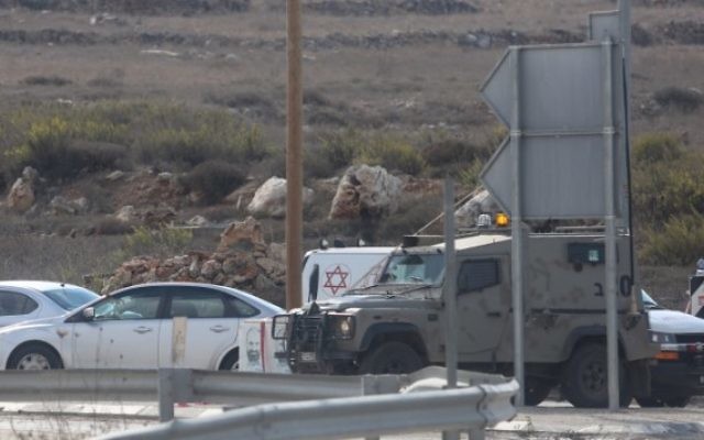Le personnel médical arrive sur la scène de l'attaque à la jonction de Tapuah. (Crédit : Flash90) Le personnel médical arrive sur la scène de l'attaque à la jonction de Tapuah. (Crédit : Flash90)