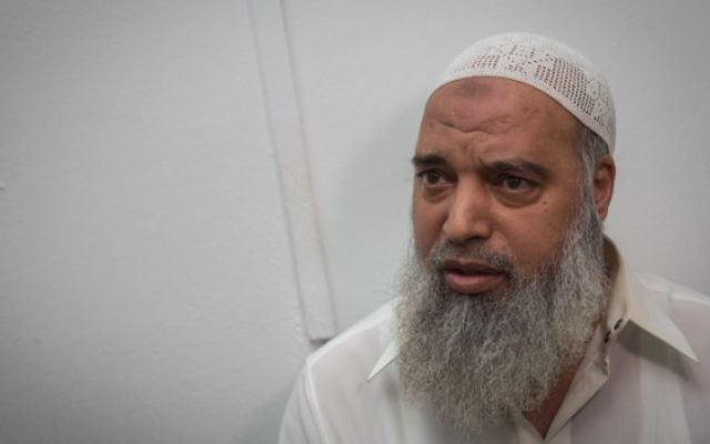 Sheikh Khaled al-Mughrabi à la cour d'instance de Jérusalem après avoir été arrêté pour incitation contre les Israéliens et les Juifs, le 4 novembre, 2015. (Crédit : Hadas Parush / Flash90)