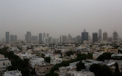 Tel-Aviv sous une tempête de poussière, le 4 novembre 2015 (Crédit : Miriam Alster / Flash90
