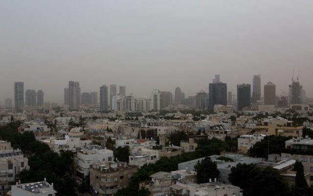 Tel-Aviv sous une tempête de poussière, le 4 novembre 2015 (Crédit : Miriam Alster / Flash90