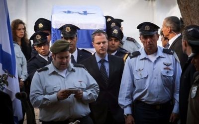 Le fils de Yitzhak Navon près du cercueil portant son père à son enterrement au cimetière du mont Herzl à Jérusalem, le dimanche 8 novembre 2015 (Crédit : Gil Yohanan / POOL)