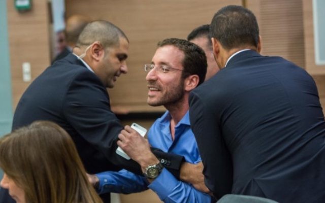 Le député Itzik Shmuli escorté hors d'un débat sur l'organisation anti-assimilation "Lehava" lors de la réunion de la commission des Affaires intérieures à la Knesset le 10 novembre 2015 (Crédit : Yonatan Sindel / FLASH90) Le député Itzik Shmuli escorté hors d'un débat sur l'organisation anti-assimilation "Lehava" lors de la réunion de la commission des Affaires intérieures à la Knesset le 10 novembre 2015 (Crédit : Yonatan Sindel / FLASH90)