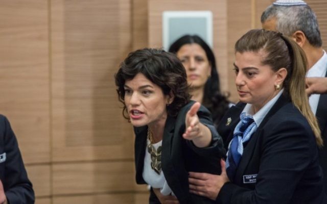La députée Tamar Zandberg est escortée hors d'un débat sur l'organisation anti-assimilation "Lehava" lors d'une réunion de la commission des affaires intérieures au parlement israélien, le 10 novembre 2015 (Crédit : Yonatan Sindel / FLASH90) La députée Tamar Zandberg est escortée hors d'un débat sur l'organisation anti-assimilation "Lehava" lors d'une réunion de la commission des affaires intérieures au parlement israélien, le 10 novembre 2015 (Crédit : Yonatan Sindel / FLASH90)