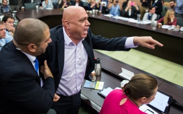 Le député Issawi Freij expulsé d'un débat sur l'organisation anti-assimilation "Lehava" lors d'une réunion de la commission des Affaires intérieures au parlement israélien, le 10 novembre 2015 (Crédit : Yonatan Sindel / FLASH90) Le député Issawi Freij expulsé d'un débat sur l'organisation anti-assimilation "Lehava" lors d'une réunion de la commission des Affaires intérieures au parlement israélien, le 10 novembre 2015 (Crédit : Yonatan Sindel / FLASH90)