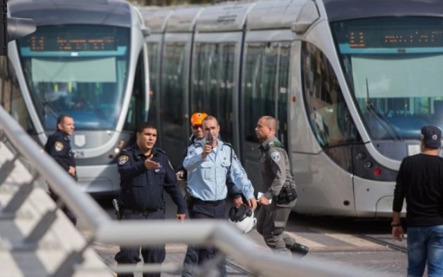Les forces de sécurité israéliennes sur les lieux d'une attaque au couteau dans le quartier de Jérusalem de Pisgat Zeev, le 10 novembre 2015 (Crédit : Yonatan Sindel / Flash90)