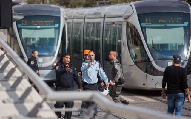 Les forces de sécurité israéliennes sur les lieux d'une attaque au couteau dans le tramway dans le quartier de Pisgat Zeev à jérusalem, le 10 novembre 2015 (Crédit : Yonatan Sindel / Flash90)