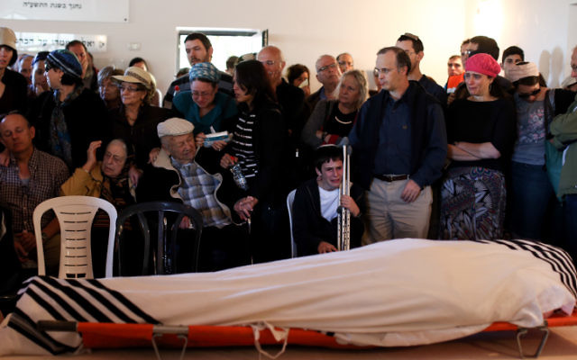 Les amis et la famille assistant aux funérailles du rabbin Yaakov Don, un résident d'Alon Shvut, le 20 novembre 2015 (Crédit : Yonatan Sindel / FLASH90) Les amis et la famille assistant aux funérailles du rabbin Yaakov Don, un résident d'Alon Shvut, le 20 novembre 2015 (Crédit : Yonatan Sindel / FLASH90)