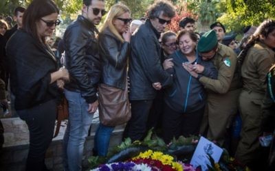 Les amis et la famille en deuil sur la tombe de Ziv Mizrahi lors de ses funérailles au cimetière militaire du mont Herzl à Jérusalem le 24 novembre 2015 (Crédit : Hadas Parush / Flash90)