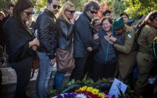 Les amis et la famille en deuil sur la tombe de Ziv Mizrahi lors de ses funérailles au cimetière militaire du mont Herzl à Jérusalem le 24 novembre 2015 (Crédit : Hadas Parush / Flash90)