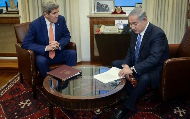 Le Premier ministre Benjamin Netanyahu (à droite) et le secrétaire d'Etat américain John Kerry, à Jérusalem, le 24 novembre 2015. (Crédit : Matty Stern/Ambassade des Etats-Unis à Tel Aviv)