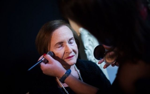 Naomi Licthoiz à l'étape maquillage pour le concours des survivantes de l'Holocauste à Haïfa le 24 novembre 2015. (Crédit : Yonatan Sindel / Flash90) Naomi Licthoiz à l'étape maquillage pour le concours des survivantes de l'Holocauste à Haïfa le 24 novembre 2015. (Crédit : Yonatan Sindel / Flash90)