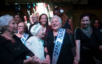 La survivante de l'Holocauste Rita Berkowitz, célèbre sa victoire à 83 ans à un concours de beauté à Haïfa le 24 novembre 2015. (Crédit : Yonatan Sindel / Flash90)