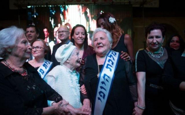 La survivante de l'Holocauste Rita Berkowitz, célèbre sa victoire à 83 ans à un concours de beauté à Haïfa le 24 novembre 2015. (Crédit : Yonatan Sindel / Flash90) La survivante de l'Holocauste Rita Berkowitz, célèbre sa victoire à 83 ans à un concours de beauté à Haïfa le 24 novembre 2015. (Crédit : Yonatan Sindel / Flash90)