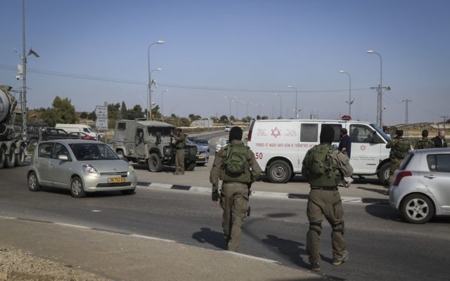 les forces de sécurité israéliennes à l'endroit où un chauffeur palestinien a percuté des soldats israéliens près de Beit umar, en cisjordanie, le 27 novembre, 2015 (Crédit : Gershon Elinson / Flash90) les forces de sécurité israéliennes à l'endroit où un chauffeur palestinien a percuté des soldats israéliens près de Beit umar, en cisjordanie, le 27 novembre, 2015 (Crédit : Gershon Elinson / Flash90)