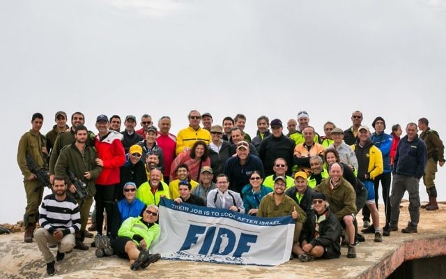 Les cyclistes de FIDF avec les soldats IDF au Mon Hermon (Crédit : FIDF)