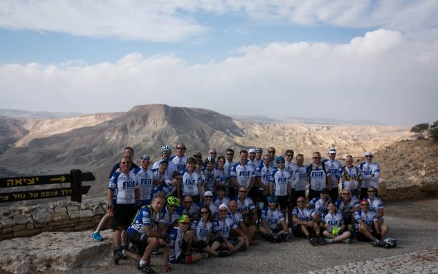 Les cyclistes FIDF  au tombeau de David Ben Gurion dans le Negev (Crédit : FIDF)