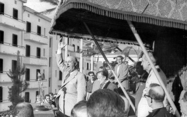 Francisco Franco pendant un discours à EIbar en 1949 (Crédit : Indalecio Ojanguren/ CC-BY-SA 3.0)