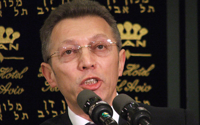 Arcadi Gaydamak lors d'une conférence de presse en 2007 (Crédit : Wikimedia Commons/ CC-SA 2.0/Lisa Goldman from Tel Aviv) Arcadi Gaydamak lors d'une conférence de presse en 2007 (Crédit : Wikimedia Commons/ CC-SA 2.0/Lisa Goldman from Tel Aviv)
