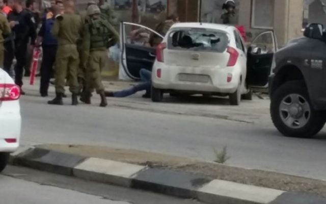 Des soldats sur la scène de l'attaque à la jonction de Tapuah, le 11 novembre (Crédit : Raya Bloch) Des soldats sur la scène de l'attaque à la jonction de Tapuah, le 11 novembre (Crédit : Raya Bloch)
