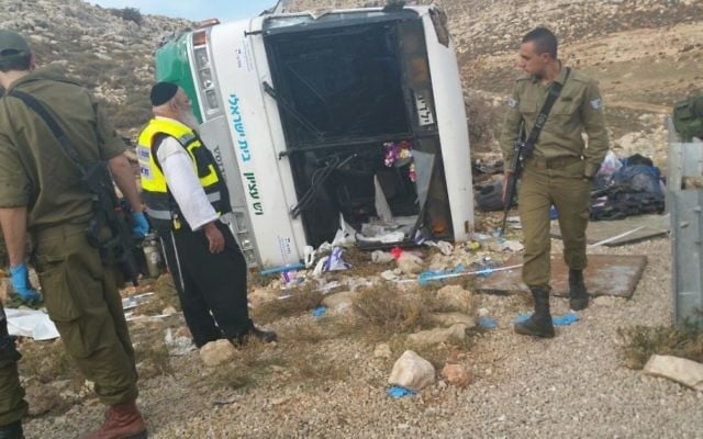 Uun accident d'autobus en Cisjordanie qui a fait au moins un mort et des dizaines de blessés le 26 novembre 2015 (Crédit : Medabrim Communications / United Hatzalah)