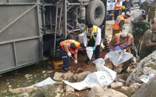 Uun accident d'autobus en Cisjordanie qui a fait au moins un mort et des dizaines de blessés le 26 novembre 2015 (Crédit : Medabrim Communications / United Hatzalah)