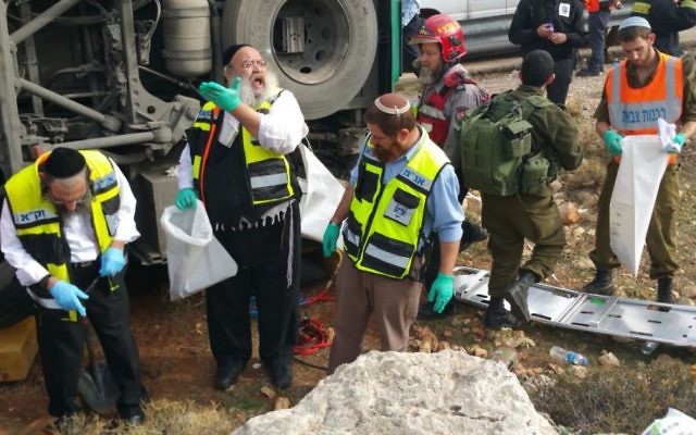 Uun accident d'autobus en Cisjordanie qui a fait au moins un mort et des dizaines de blessés le 26 novembre 2015 (Crédit : Medabrim Communications / United Hatzalah)