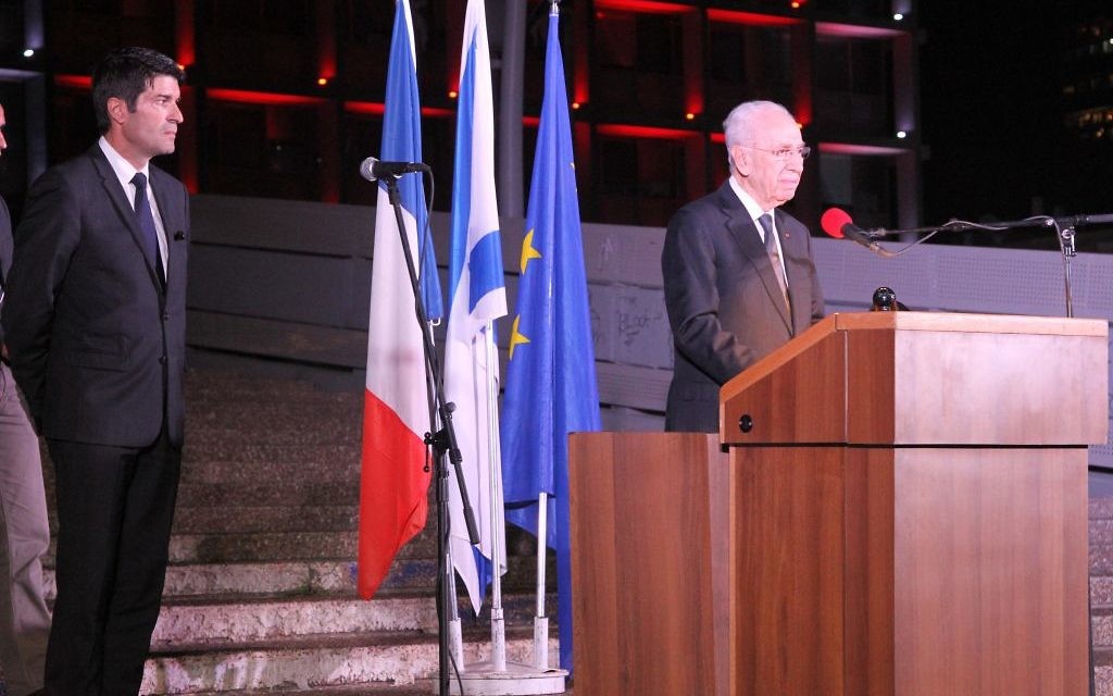 L'ancien président, Shimon Peres, au rassemblement en hommage aux victimes des attentats du 13 novembre 2015 à Paris, le 14 novembre 2015 (Crédit : Ambassade de France)