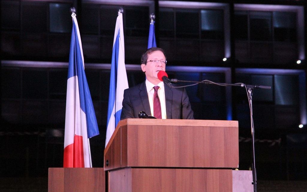 Le dirigeant de l'Union sioniste, Isaac Herzog, au rassemblement en hommage aux victimes des attentats du 13 novembre 2015 à Paris, le 14 novembre 2015 (Crédit : Ambassade de France)