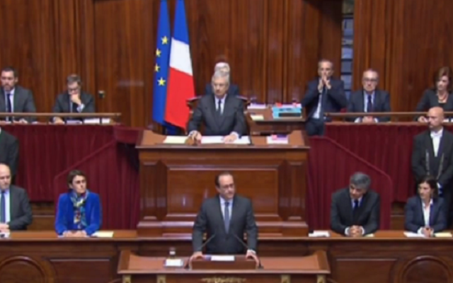 Le président français François Hollande lors de son allocution devant les députés et les sénateurs réunis en Congrès le 16 novembre 2015 (Crédit : Capture d'écran YouTube)