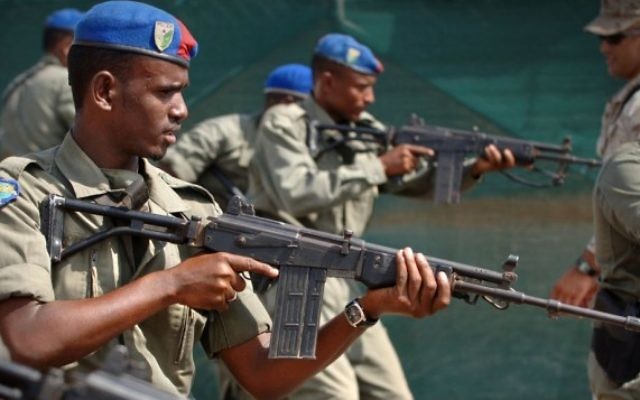 Des agents de la police nationale djiboutienne utilisant le fusil d'assaut israélien Galil lors d'un entraînement le 6 novembre 2007 (Photo illustrative Domaine Public / US Navy / Wikimedia)