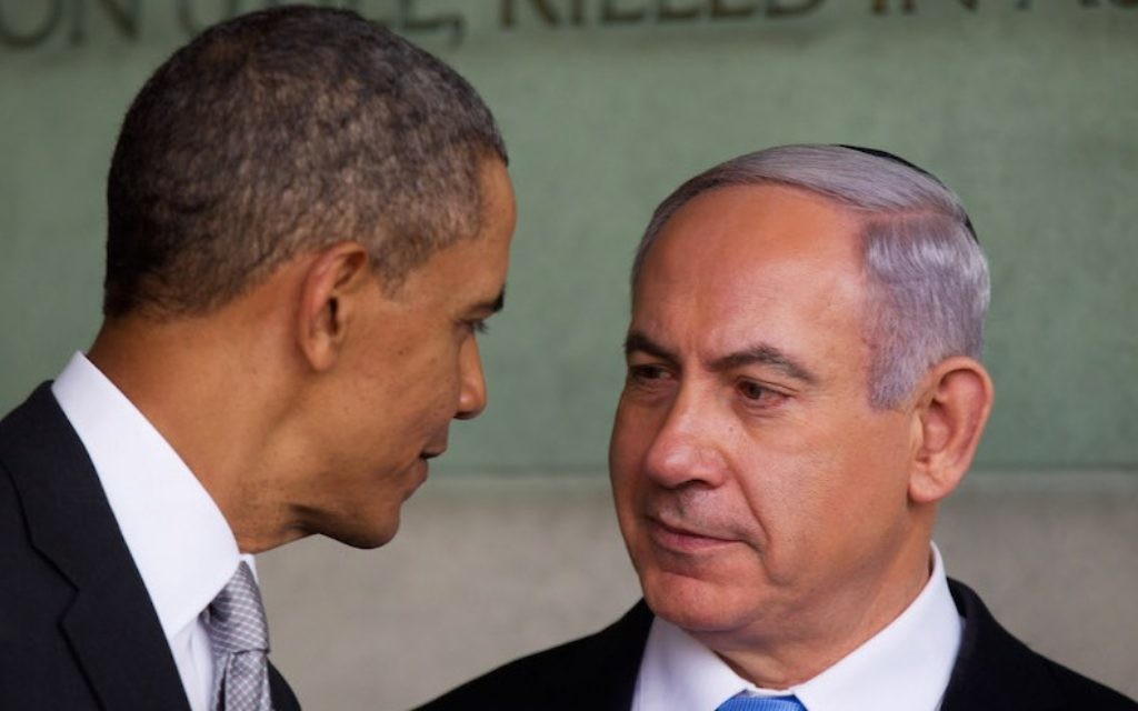 Le président américain Barack Obama (à gauche) et le Premier ministre Benjamin Netanyahu au musée Yad Vashem, le 22 mars 2013, à Jérusalem. (Crédit : Uriel Sinai/Getty Images/JTA) Le président américain Barack Obama (à gauche) et le Premier ministre Benjamin Netanyahu au musée Yad Vashem, le 22 mars 2013, à Jérusalem. (Crédit : Uriel Sinai/Getty Images/JTA)