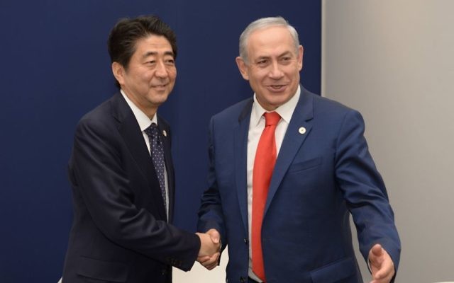 Les Premiers ministres japonais et israélien le 30 novembre 2011 (Crédit : Amos Ben-Gershom, GPO)