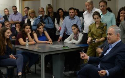 Le Premier ministre Netanyahu au Centre des sciences Hemda le 26 novembre (Crédit : Amos Ben-Gershom/GPO)