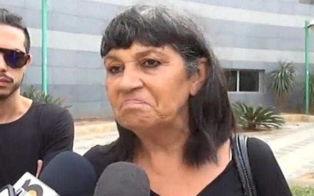 Ruti Malka, fille d'une femme poignardée dans une attaque terroriste à Rishon Lezion, parle à la presse le 3 novembre, 2015. (Crédit : capture d'écran Deuxième chaîne)