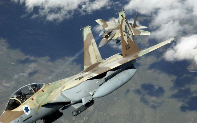 Deux F-15 de l'armée de l'air israélienne lors d'un exercice Red Flag. Illustration. (Crédit : TSGT Kevin J. Gruenwald/USAF/Wikipedia) Deux F-15 de l'armée de l'air israélienne lors d'un exercice Red Flag. Illustration. (Crédit : TSGT Kevin J. Gruenwald/USAF/Wikipedia)