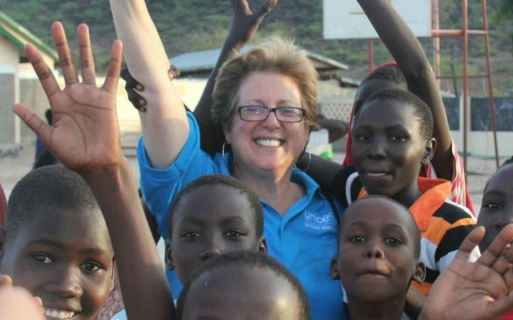 Caryl Stern, PDG du Fonds américain pour l'UNICEF, avec des enfants à Lodwar, Kenya. (Crédit : autorisation du Fonds américain pour l'UNICEF / via JTA)