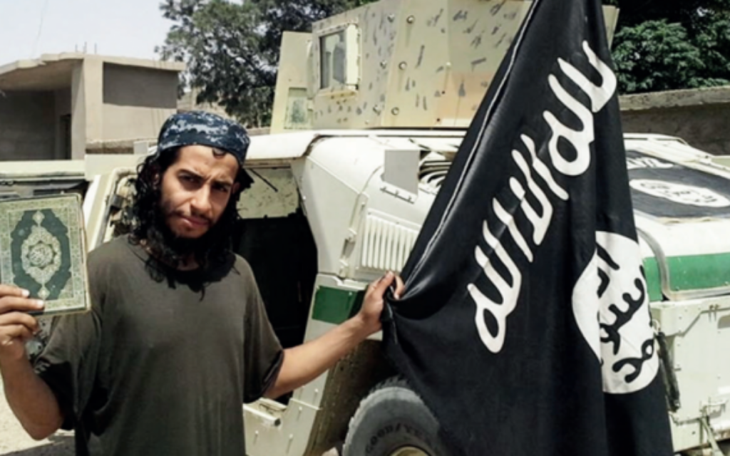 Abdelhamid Abaaoud, le cerveau présumé des attentats terroristes du 13 novembre à Paris, tenant un drapeau de l'Etat islamique dans cette image non datée d'un magazine publié par le groupe terroriste (Crédit : Capture d'écran) Abdelhamid Abaaoud, le cerveau présumé des attentats terroristes du 13 novembre à Paris, tenant un drapeau de l'Etat islamique dans cette image non datée d'un magazine publié par le groupe terroriste (Crédit : Capture d'écran)