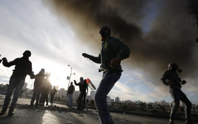 Palestiniens jettant des pierres sur les forces de sécurité israéliennes lors d'affrontements dans la ville palestinienne d'Al-Bireh à la périphérie de Ramallah, le 20 novembre 2015 (Crédit photo: Abbas Momani / AFP) Palestiniens jettant des pierres sur les forces de sécurité israéliennes lors d'affrontements dans la ville palestinienne d'Al-Bireh à la périphérie de Ramallah, le 20 novembre 2015 (Crédit photo: Abbas Momani / AFP)